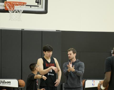 奇异果体育官网-要去打发展联盟?开拓者主教练:杨瀚森还不适应球队节奏!